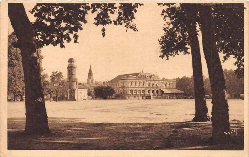 Carte postale ancienne Brive Place Du 14 Juillet