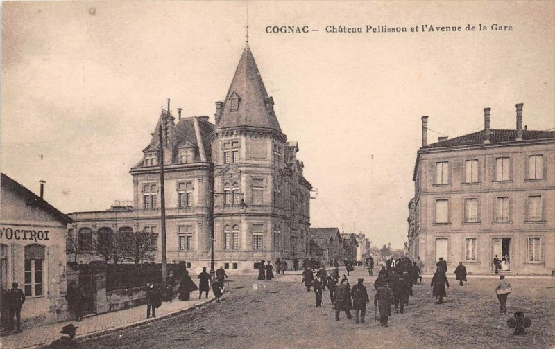Carte postale ancienne Cognac Chateau Avenue De La Gare à Cognac