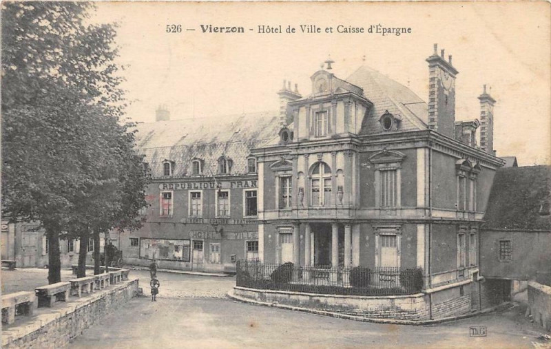 Carte postale ancienne Vierzon Hotel De Ville Et Caisse D'Epargne à Vierzon