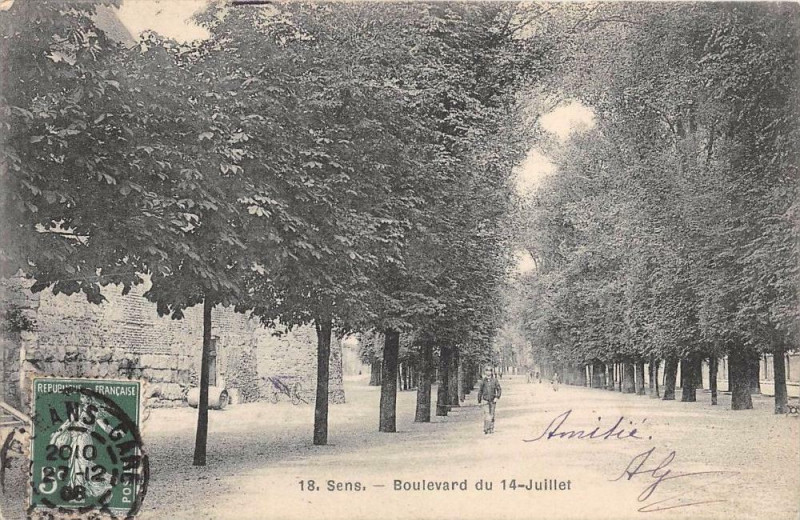 Carte postale ancienne Sens Boulevard Du 14 Juillet à Sens
