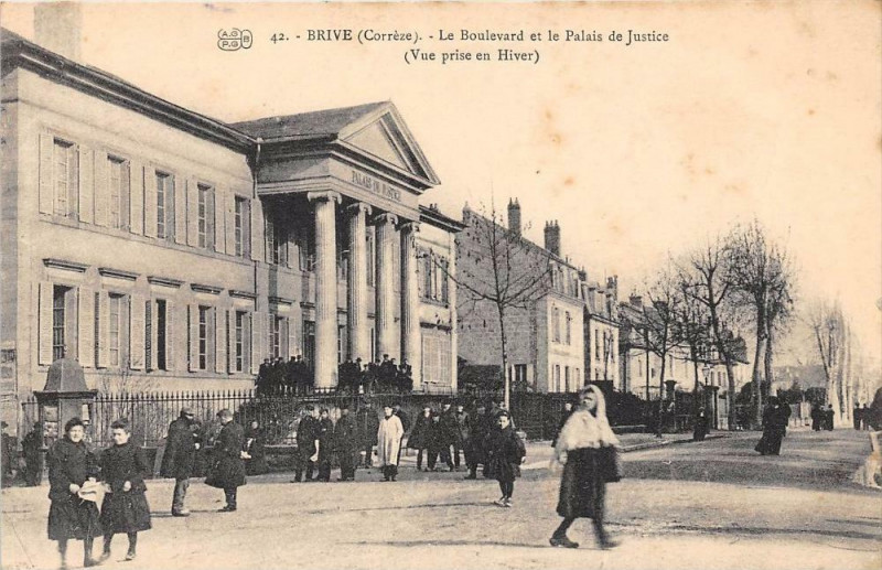 Carte postale ancienne Brive Le Boulevard Et Le Palais De Justice Vue Prise En Hiver