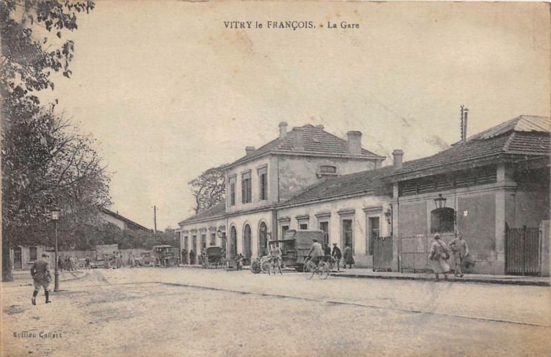 Carte postale ancienne Vitry Le Francois La Gare