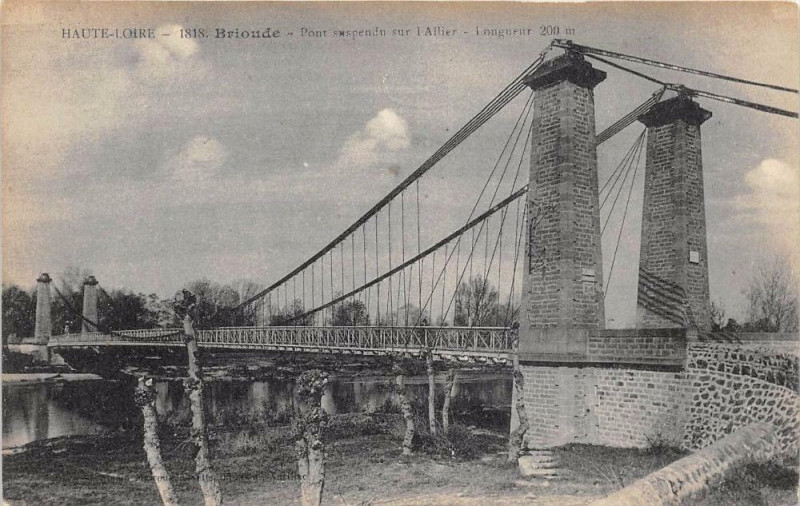 Carte postale ancienne Brioude Pont Suspendu Sur L'Allier à Brioude