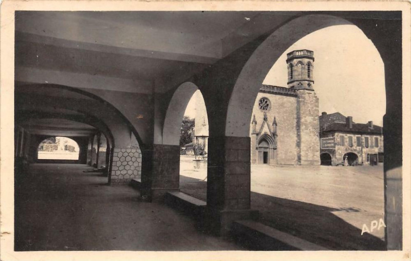 Carte postale ancienne Valence Sur Baise La Place Les Arceaux
