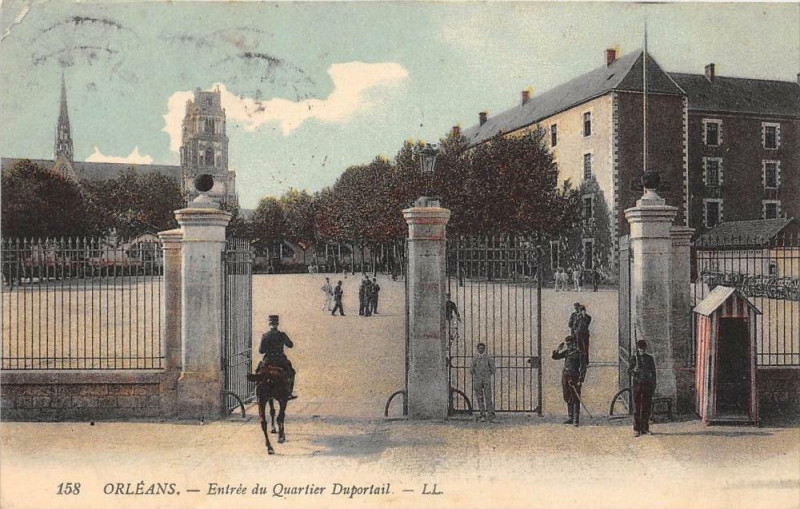 Carte postale ancienne Orleans Entree Du Quartier Duportail à Orléans