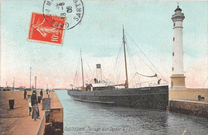 Carte postale ancienne Ouistreham Passage D'Un Vapeur A L'Ecluse à Ouistreham