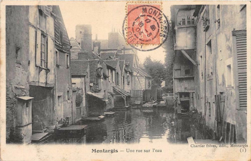 Carte postale ancienne Montargis Une Rue Sur L'Eau à Montargis