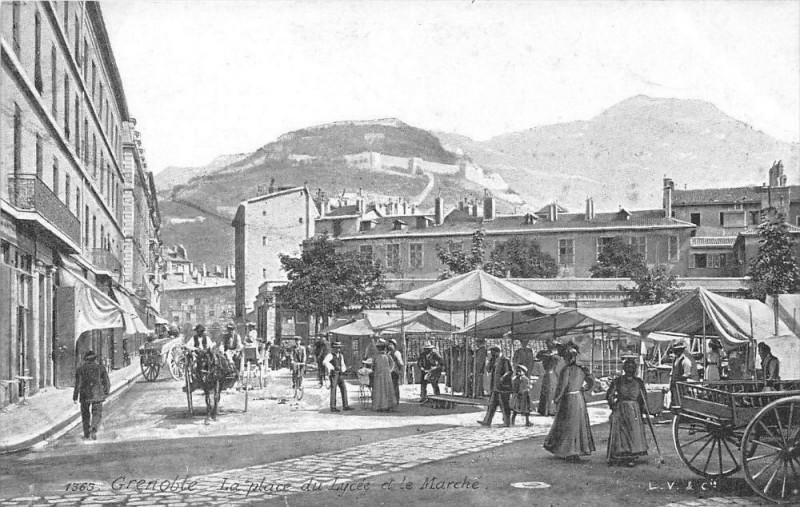 Carte postale ancienne Grenoble Place Du Lycee Et Marche à Grenoble