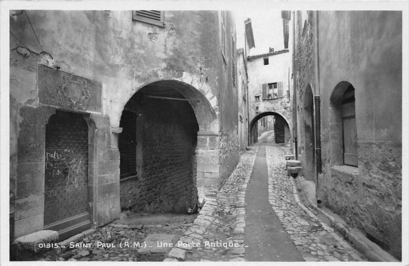 Carte postale ancienne Saint Paul Une Porte Antique