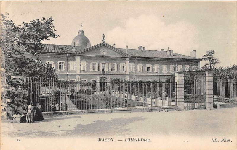 Carte postale ancienne Macon Hotel Dieu à Mâcon