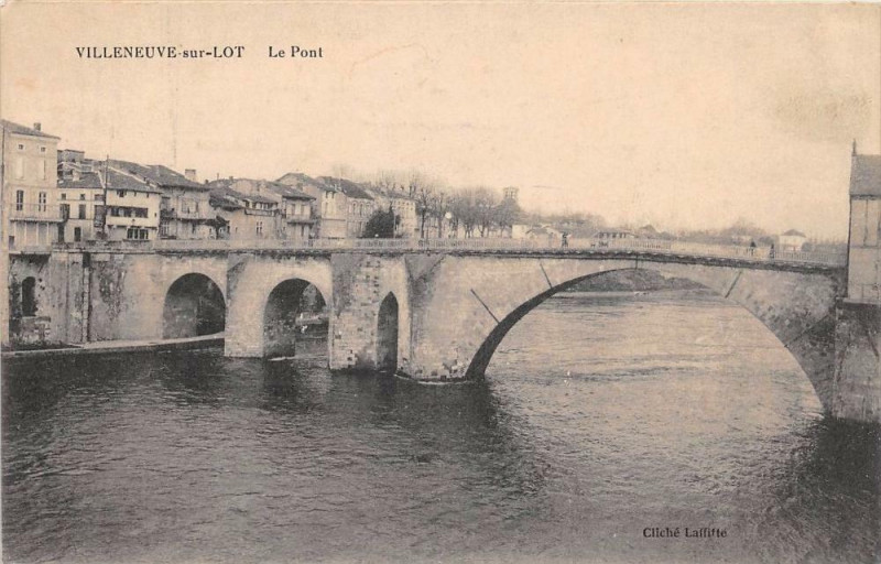 Carte postale ancienne Villeneuve Sur Lot Le Pont à Villeneuve-sur-Lot
