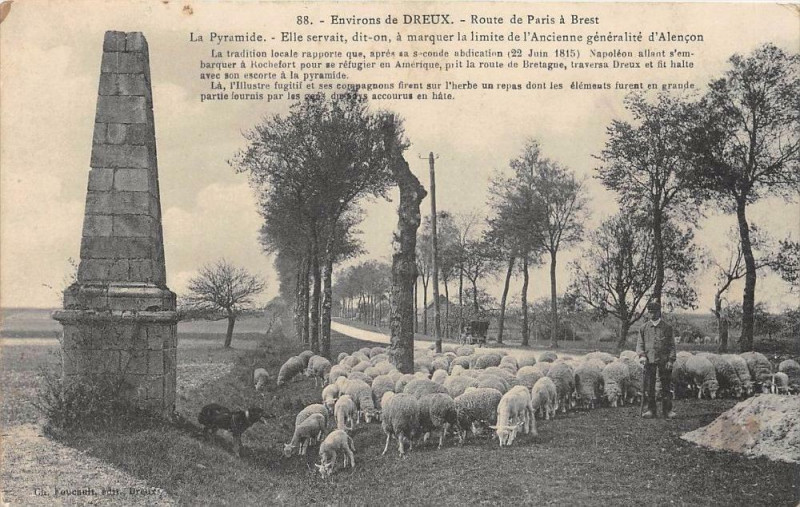 Carte postale ancienne Route de Paris à Brest - La Pyramide à Vert-en-Drouais