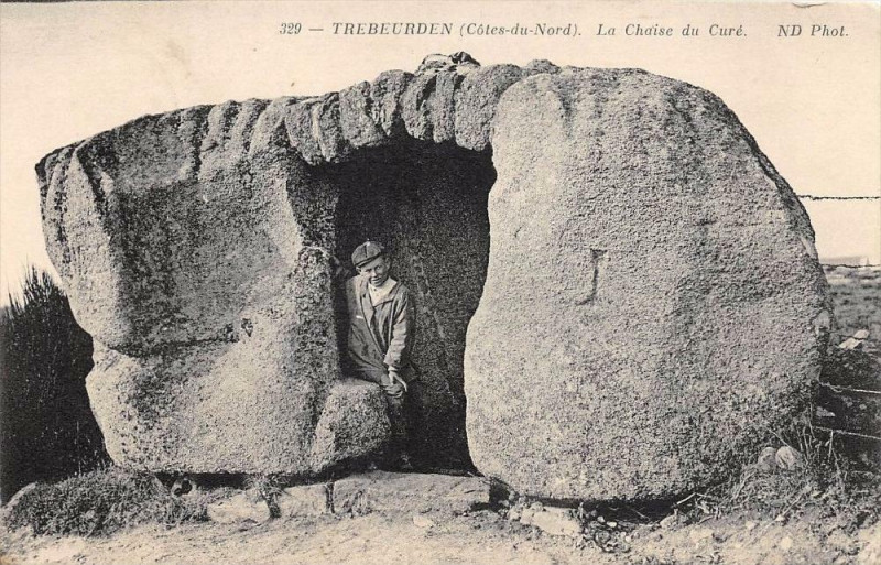 Carte postale ancienne Trébeurden - Rocher la chaise du curé à Trébeurden
