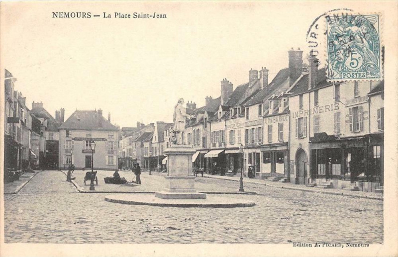 Carte postale ancienne Nemours La Place Saint-Jean à Nemours