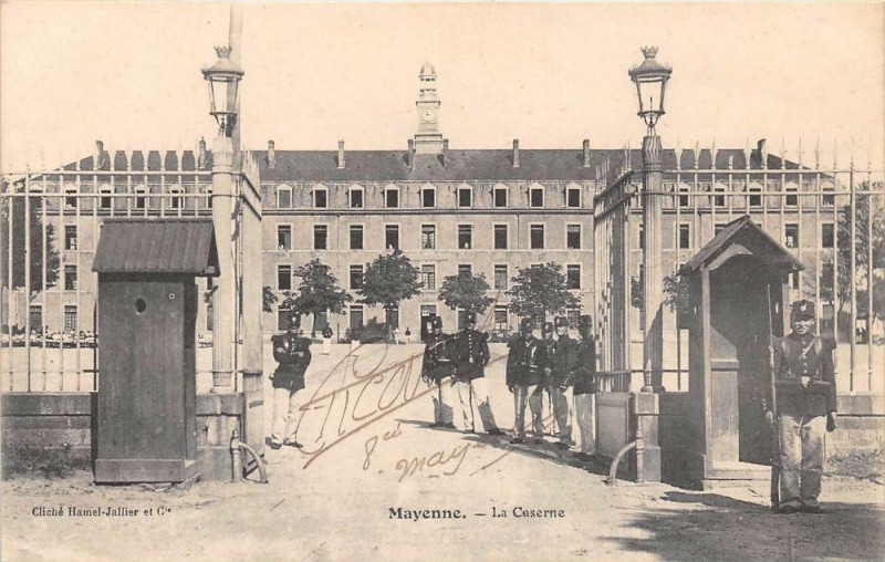 Carte postale ancienne Mayenne La Caserne à Mayenne