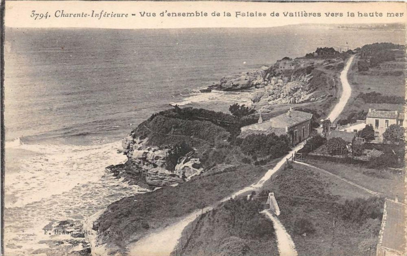 Carte postale ancienne Vue D'Ensemble Des Falaises De Vallieres Vers Haute Mer