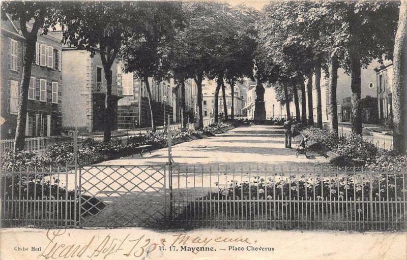 Carte postale ancienne Mayenne Place Cheverus à Mayenne