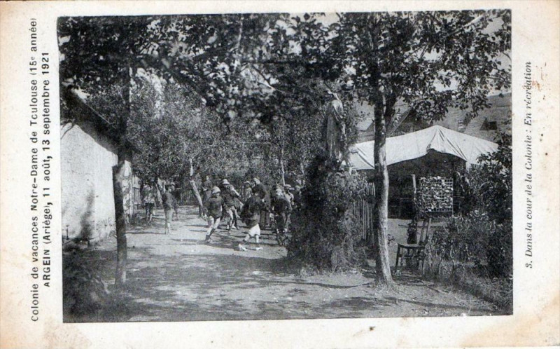Carte postale ancienne Colonie De Vacances Notre Dame De Toulouse Argein 1921 Dans La Cour (Anim à Argein