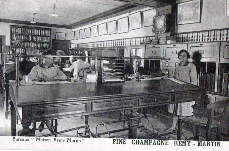 Carte postale ancienne Fine Champagne Remy Martin Les Barbottins Les Bureaux (Belle Cpa Sur Le T