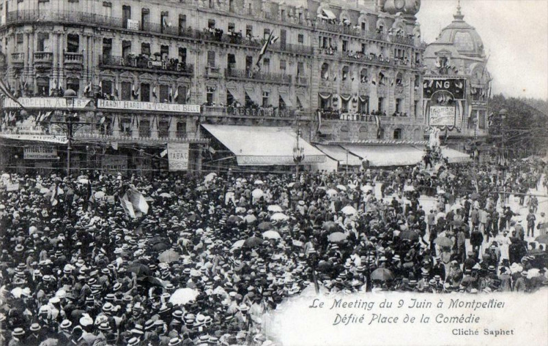Carte postale ancienne Montpellier Le Meeting Du 9 Juin A Montpellier Defile Place De La Comedie à Montpellier