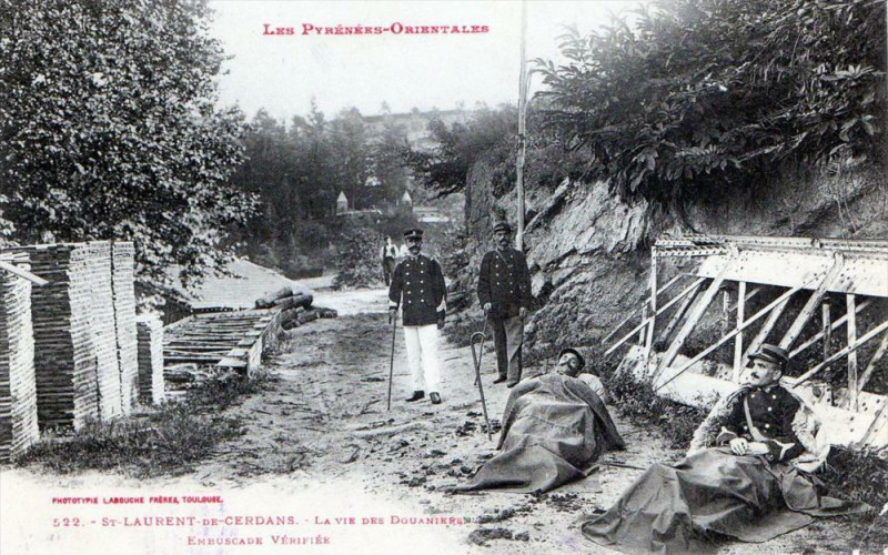 Carte postale ancienne Saint Laurent De Cerdans La Vie Des Douaniers Embuscade Verifiee à Saint-Laurent-de-Cerdans