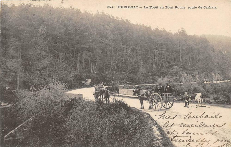 Carte postale ancienne Huelgoat La Foret Au Pont Rouge Route De Carhaix (dos non divisé) attelag à Huelgoat