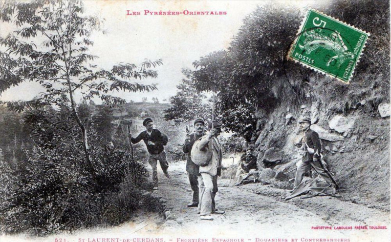 Carte postale ancienne Saint Laurent De Cerdans - Frontiere Espagnole - Douaniers Et Contrebandi à Saint-Laurent-de-Cerdans