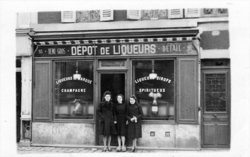 Carte postale ancienne Carte Photo Montreuil Sous Bois Rue De Paris Commerce Depot De Liqueur Sp à Montreuil
