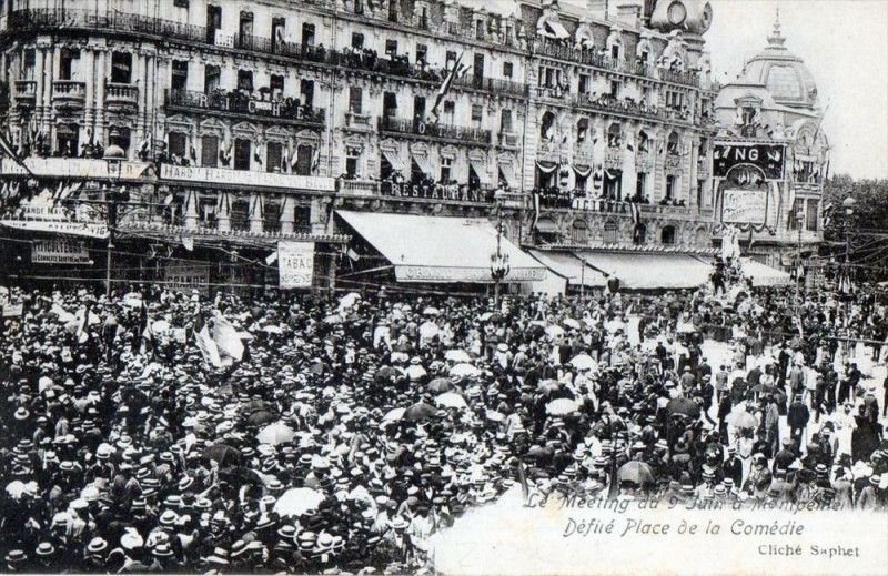 Carte postale ancienne Montpellier Le Meeting Du 9 Juin A Montpellier Defile Place De La Comedie à Montpellier