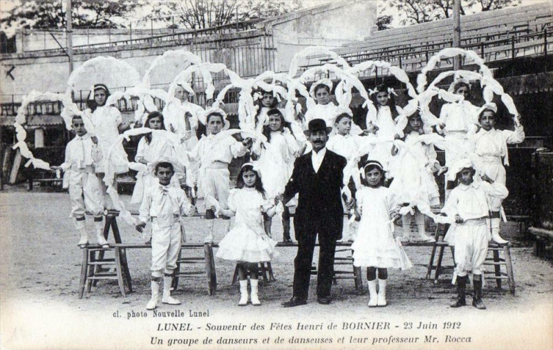 Carte postale ancienne Lunel Souvenir Des Fetes Henri De Bornier Un Groupe De Danseurs Et Leur P à Lunel