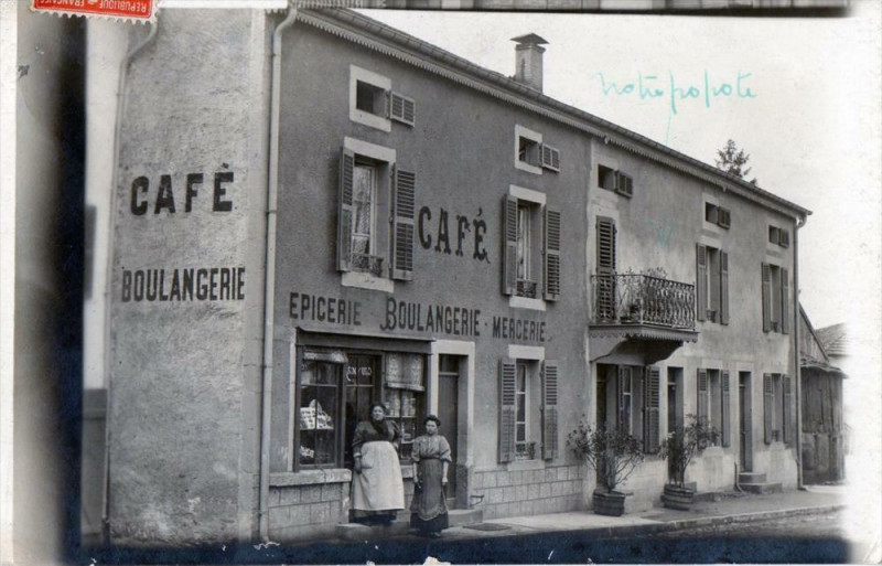 Carte postale ancienne Carte Photo Figurant Le Cafe Epicerie Boulangerie Mercerie D´ARCHES Dans
