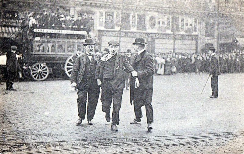 Carte postale ancienne Paris Les Journees Historiques Un Manifestant Arrete Place Du Chateau D'E à Paris