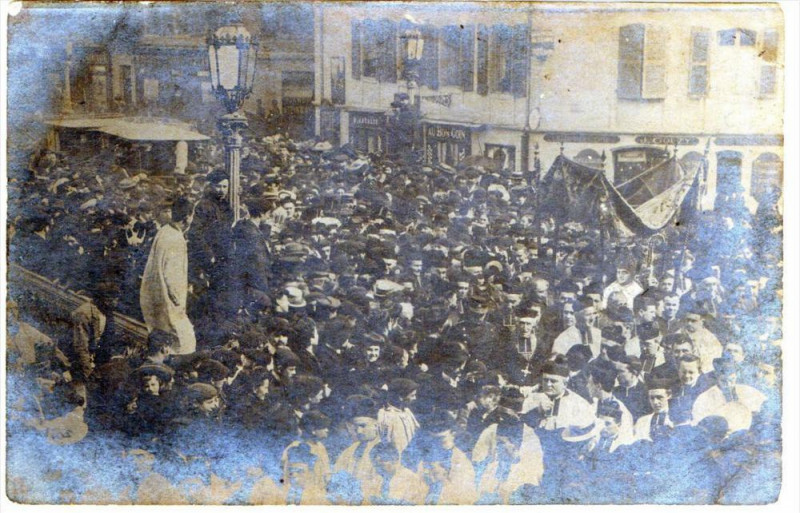 Carte postale ancienne Bayonne Carte Photo Figurant Une Foule Enorme De Religieux Devant Le Maga à Bayonne