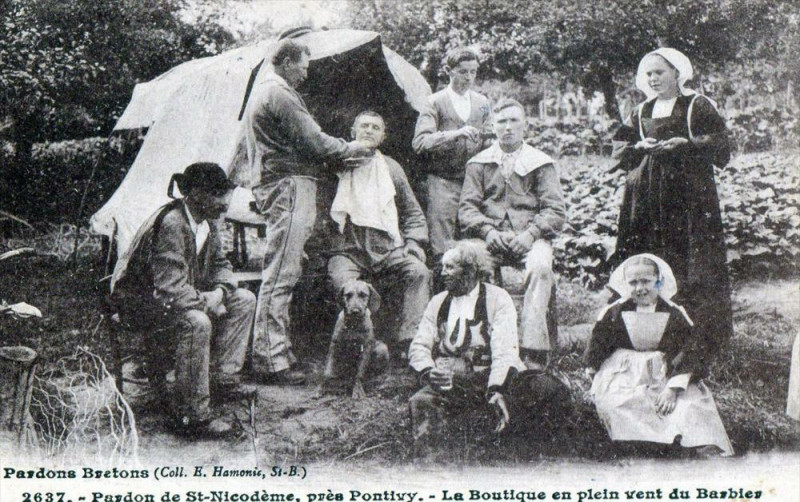 Carte postale ancienne Pardon De Saint-Nicodeme Pres Pontivy La Boutique En Plein Vent Du Barbier ( à Pontivy