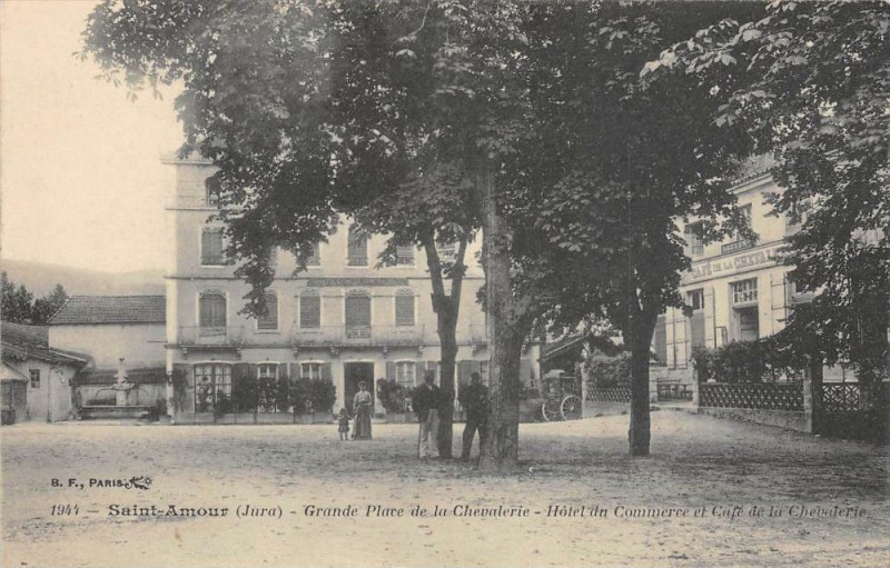 Carte postale ancienne Saint Amour Grande Place De La Chevalerie Hotel Du Commerce Et Cafe De La à Our