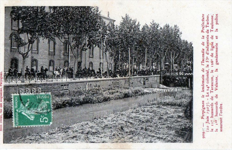 Carte postale ancienne Perpignan Le Lendemain De L'Incendie De La Prefecture 20 06 1907 à Perpignan