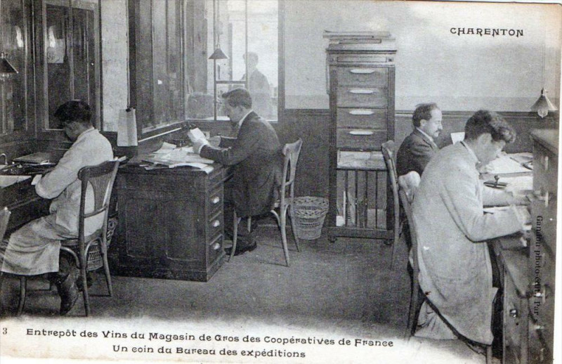 Carte postale ancienne Charenton Entrepot Des Vins Magasin De Gros Cooperative De France Un Coin