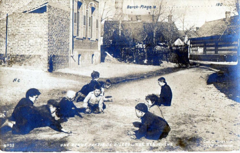 Carte postale ancienne Berck Plage Une Bonne Partie De Billes Rue Beauchene (dos non divisé) Doi à Berck