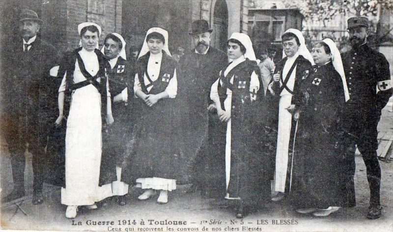 Carte postale ancienne Toulouse Les Blesses Ceux Qui Recoivent Les Convois De Nos Chers Blesses à Toulouse