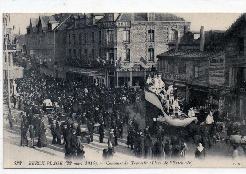 Carte postale ancienne Berck Plage 22 Mars 1914 Concours De Travestis Place De L'Entonnoir (Gros à Berck