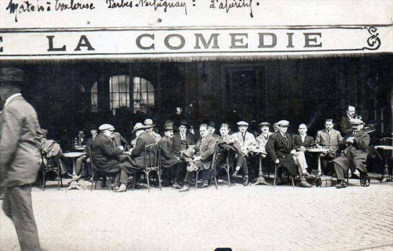 Carte postale ancienne Carte Photo Figurant Le Cafe La Comedie A Toulouse (jour du match Tarbes à Toulouse