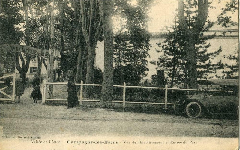 Carte postale ancienne Campagne Les Bains Vue De L'Etablissement Et Entree Parc  (Frais de port