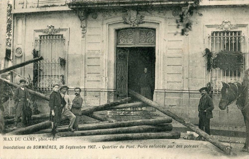 Carte postale ancienne Inondations De Sommieres 26 Sept 1907 Quartier Du Pont Porte Enfoncee Par à Sommières
