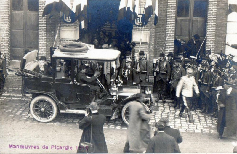 Carte postale ancienne Manoeuvres De Picardie 1910 Grandvilliers (Grosse Animation Belle Voiture à Grandvilliers