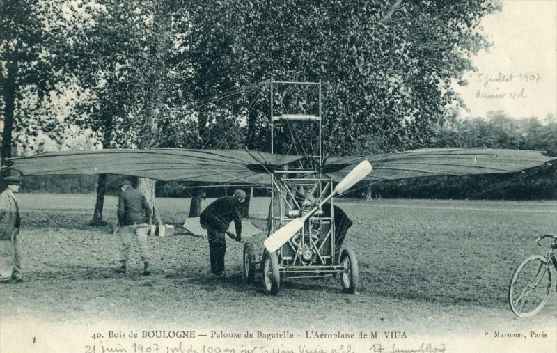 Carte postale ancienne Paris Bois De Boulogne Pelouse De Bagatelle L'Aeroplane De M.viua à Paris