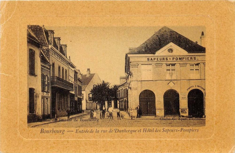 Carte postale ancienne Bourbourg Entree De La Rue De Dunkerque Et Hotel Des Sapeurs Pompiers  (c à Bourbourg