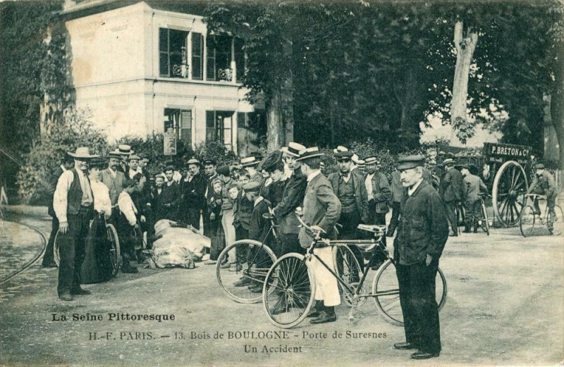 Carte postale ancienne Bois de Boulogne - Porte de Suresnes - Un Accident à Paris 16e