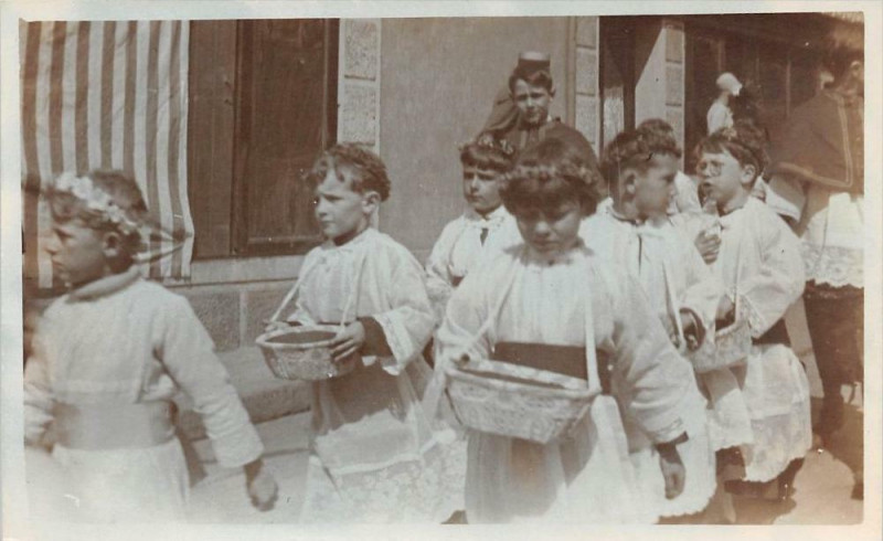 Carte postale ancienne Dinard Carte Photo Figurant La Procession De La Fete Dieu Les Enfants Jet à Dinard