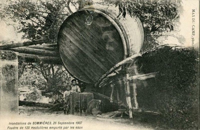 Carte postale ancienne Inondations De Sommieres 26 Sept 1907 Foudre De 120 Hectolitres Emporte P à Sommières
