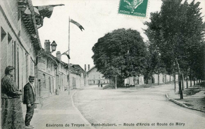 Carte postale ancienne Environs De Troyes Pont Hubert Route D'Arcis Et Route De Mery (cpa animée à Troyes